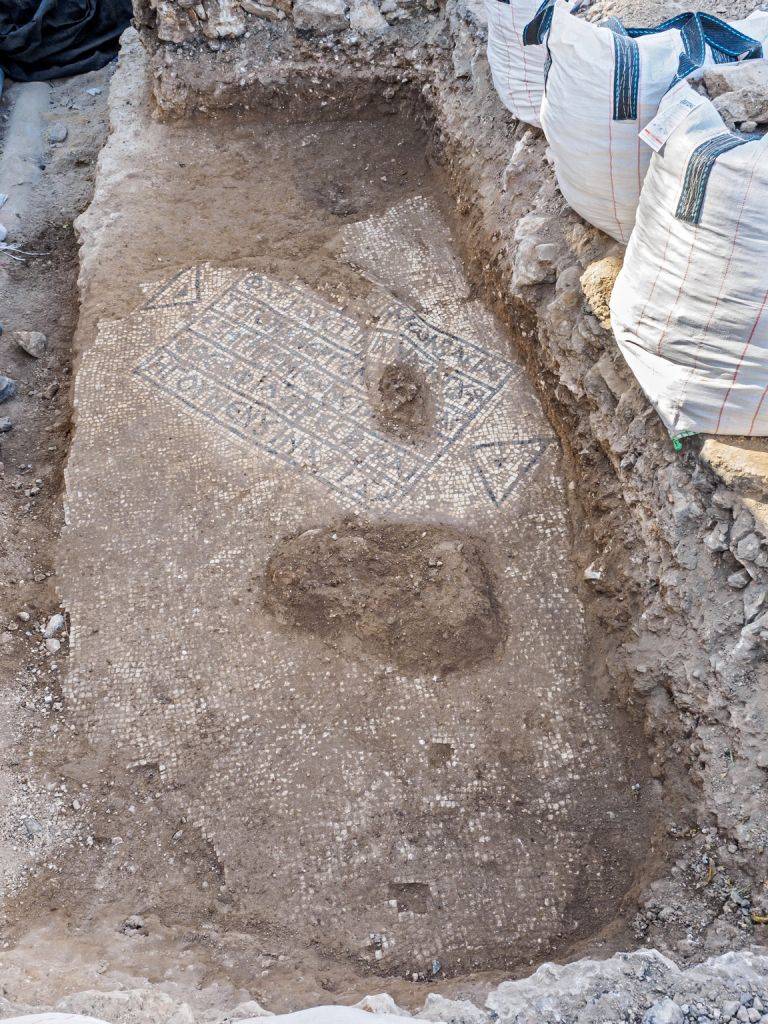 Una inscripción griega antigua que menciona al emperador bizantino Justiniano fue encontrada en la Puerta de Damasco de la Ciudad Vieja de Jerusalén en agosto de 2017 (Assaf Peretz, Autoridad de Antigüedades de Israel)