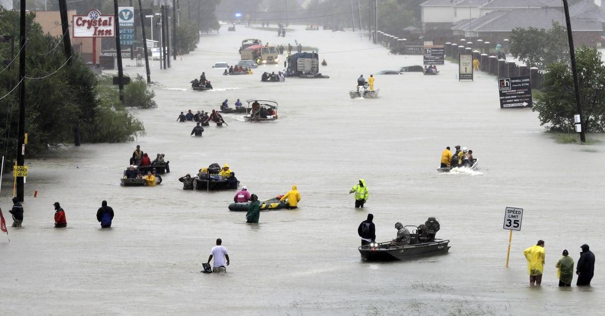 Botes de rescate evacúan a las víctimas en Houston (AP)