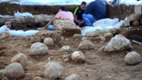 Las piedras lanzadas por catapultas romanas a los defensores judíos de la muralla. (Yoli shwartz / Autoridad de Antigüedades de Israel)
