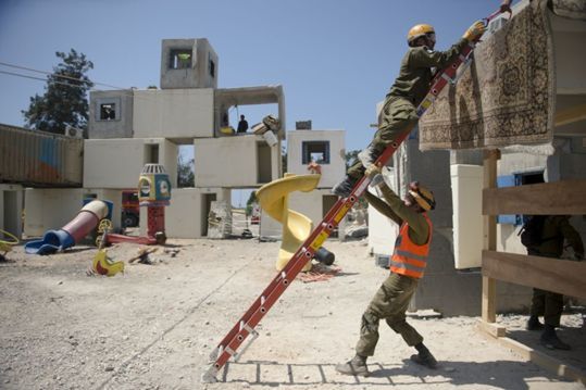 Los soldados en unidades de búsqueda y rescate de las FDI del frente interno del Comando limpia los escombros durante un ejercicio a gran escala en Zikim cerca de la frontera de Gaza el 3 de julio de 2016. (Portavoz de las IDF)