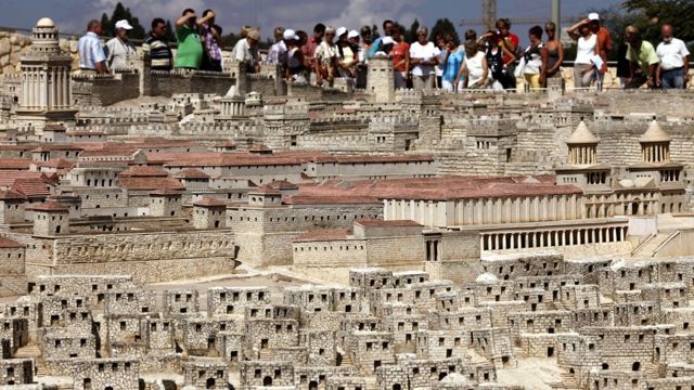 Los turistas miran un modelo del segundo templo en exhibición en el Museo de Israel en Jerusalém. (Miriam Alster / Flash90)