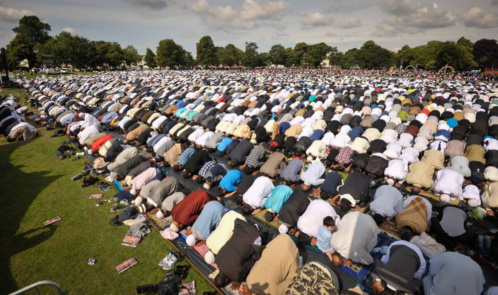 Musulmanes en oración en Birmingham