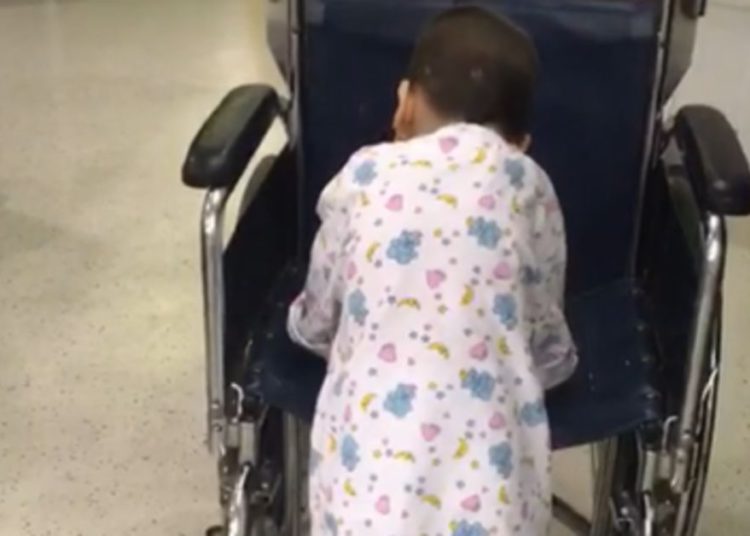 Un niño de Gaza pudo caminar luego que médicos israelíes le extirparan un tumor