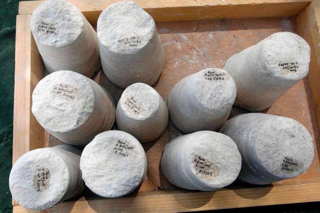 Los núcleos de piedra de dos mil años de antigüedad, que datan del período romano, se descubrieron en un sitio de excavación en el pueblo israelí de Reina, cerca de la ciudad norteña de Nazaret, el 10 de agosto de 2017. MENAHEM KAHANA / AF