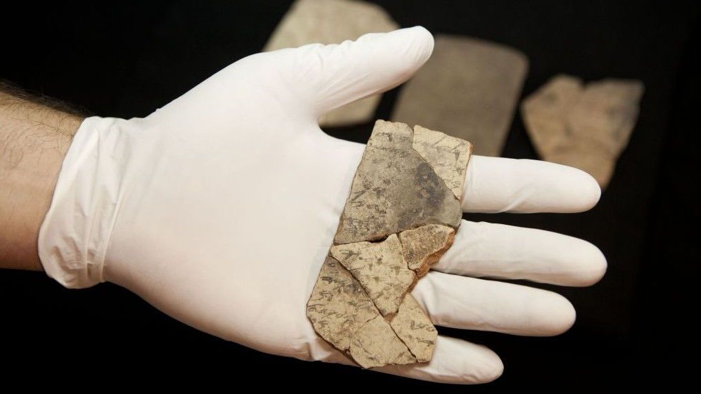 Imagen ilustrativa de letras inscritas en la cerámica, conocida como ostraca, que fueron descubiertos en la excavación de una fortaleza en Arad, Israel, exhibida en el Museo de Israel en Jerusalém, 12 de abril de 2016. (AP / Dan Balilty)