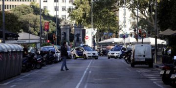 Un coche atropella a tres policías en la Diagonal de Barcelona