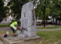 Con pintas islámicas profanan un monumento en memoria del Holocausto