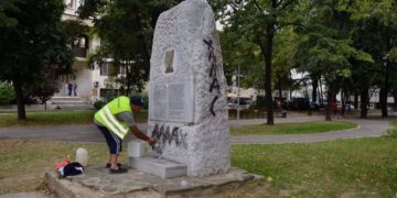 Con pintas islámicas profanan un monumento en memoria del Holocausto