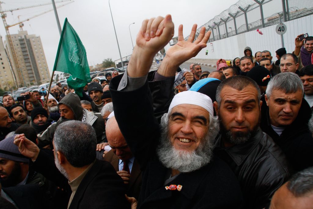 El líder del Movimiento Islámico, Jeque Raed Salah, está fuera de la prisión de Ramleh tras su liberación, el domingo 12 de diciembre de 2010 (Uri Lenz / Flash 90)