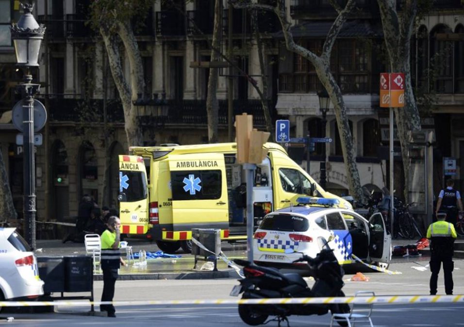Barcelona: muere en un tiroteo terrorista que atropelló a policías en la Diagonal
