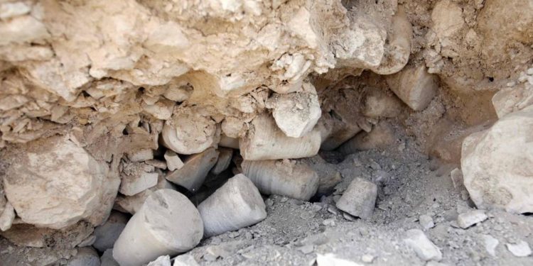 Los núcleos de piedra de dos mil años de antigüedad, que datan del período romano, se descubrieron en un sitio de excavación en el pueblo israelí de Reina, cerca de la ciudad norteña de Nazaret, el 10 de agosto de 2017. MENAHEM KAHANA / AFP