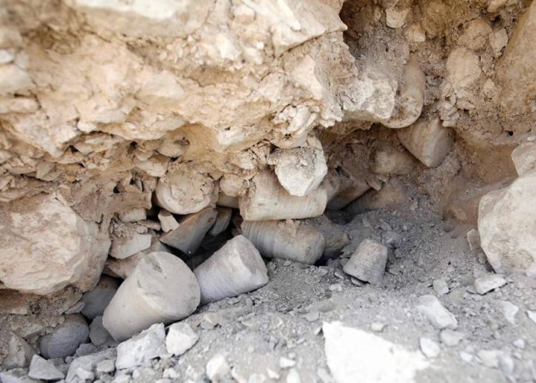Los núcleos de piedra de dos mil años de antigüedad, que datan del período romano, se descubrieron en un sitio de excavación en el pueblo israelí de Reina, cerca de la ciudad norteña de Nazaret, el 10 de agosto de 2017. MENAHEM KAHANA / AFP