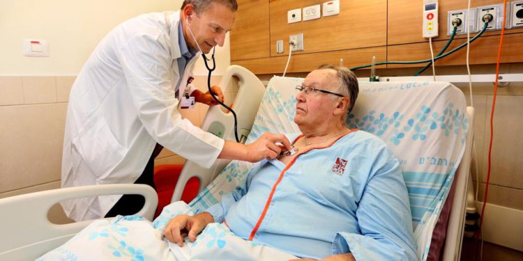 Profesor Gil Bolotin (1) con Robert MacLachlan, el primer paciente en el mundo que recibió el Implante Corolla en el hospital Rambam el 28 de agosto de 2017. (Pioter Fliter, RHCC)