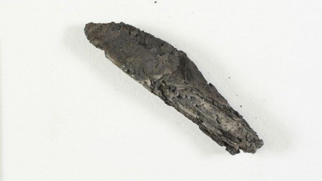 Esta foto sin fecha, publicada por la Autoridad de Antigüedades de Israel muestra un antiguo rollo carbonizado, destruido por un incendio hace siglos. (Autoridad de antigüedades de Israel)