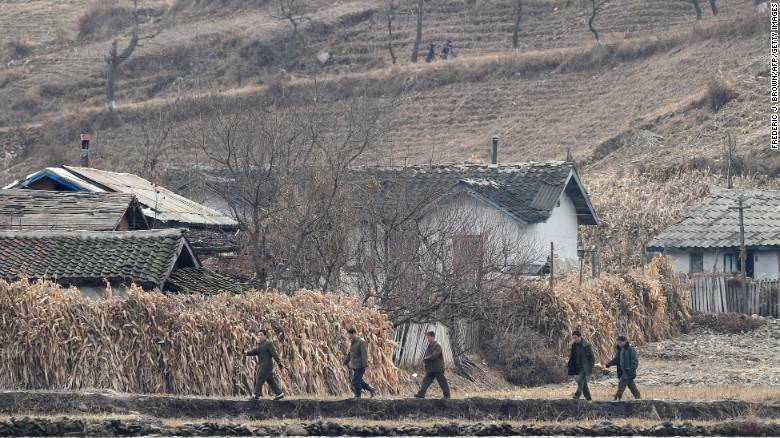 Panorama de un campo árido y seco en Corea del Norte en 2010. (Crédito: FREDERIC J. BROWN/AFP/Getty Images)