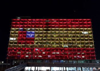 Municipalidad de Tel Aviv enciende sus luces por las víctimas de Barcelona
