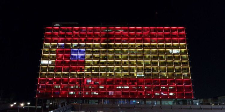 Municipalidad de Tel Aviv enciende sus luces por las víctimas de Barcelona