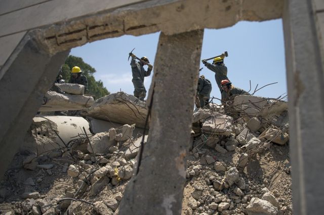 Los soldados en unidades de búsqueda y rescate de las FDI del frente interno del Comando limpian los escombros durante un ejercicio a gran escala en Zikim cerca de la frontera con Gaza el 3 de julio de 2016. (Unidad de la FID Portavoz)