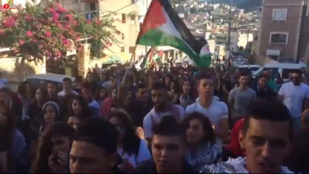 Árabes israelíes marchan en la ciudad de Sakhnin el sábado 1 de octubre de 2016 para conmemorar a 13 musulmanes que murieron mientras atacaban a la policía durante la Segunda Intifada. (captura de pantalla)