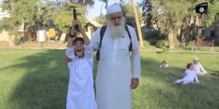 El “abuelo musulmán”, enseña a huérfanos a convertirse en terroristas suicidas