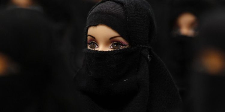 En Francia lanzaron a Jenna, la “Barbie” que recita los versos del Corán