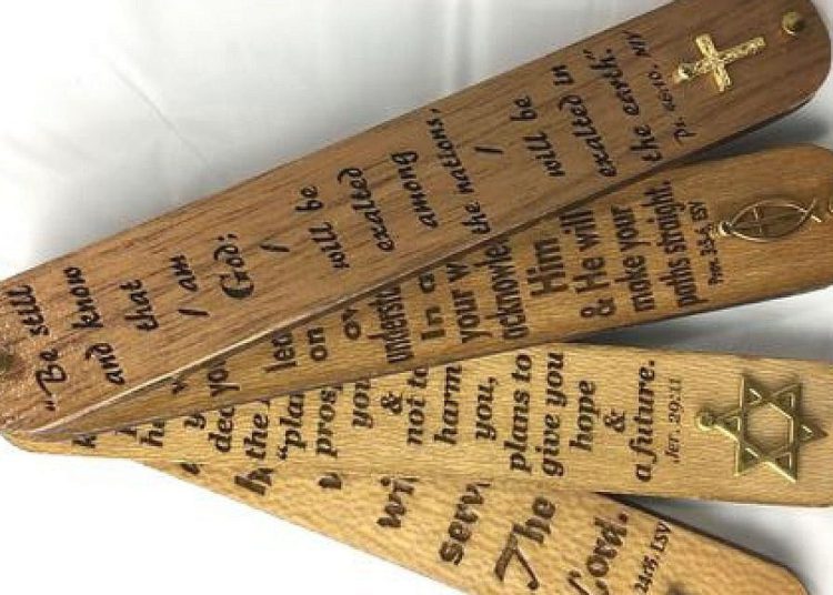 “Christian mezuzah”, fabricante dice estar cumpliendo un mandamiento