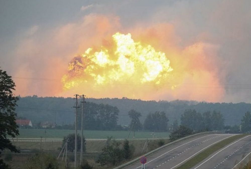 Estalló un almacén de municiones militares en Ucrania, evacuaron a más de 30 mil personas