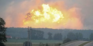 Estalló un almacén de municiones militares en Ucrania, evacuaron a más de 30 mil personas