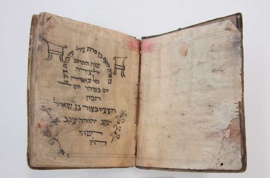 Esta Haggadah de Pésaj de 1902, uno de los pocos manuscritos hebreos recuperados del cuartel general de inteligencia de Saddam Hussein, fue escrita a mano y decorada por un joven iraquí. (Archivos Nacionales)