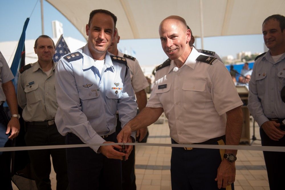 El coronel Liran Cohen, jefe de la Escuela de Defensa Aérea de las FDI, y el Coronel David Shank, del 10º Ejército de Defensa Aérea y de Misiles, cortaron la cinta para inaugurar la primera base militar estadounidense en Israel dentro de la Base Aérea de Mashabim , el 18 de septiembre de 2017. (Fuerzas de Defensa de Israel)