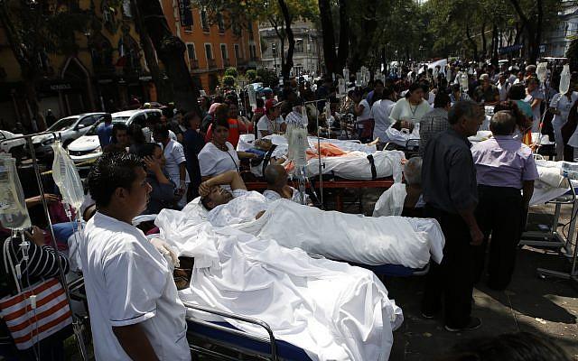 Los pacientes se encuentran en sus camas de hospital después de ser evacuados después de un terremoto en la Ciudad de México, el martes, 19 de septiembre de 2017. (AP Photo / Rebecca Blackwell)