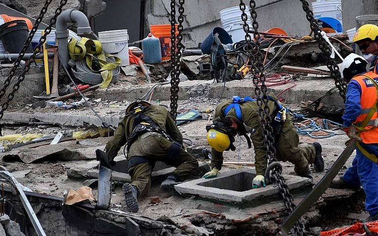 Los trabajadores de rescate israelíes inspeccionan un pedazo de hormigón en un edificio en la Ciudad de México el 23 de septiembre de 2017, cuatro días después del poderoso terremoto que azotó el centro de México. (Foto AFP / Pedro Pardo)
