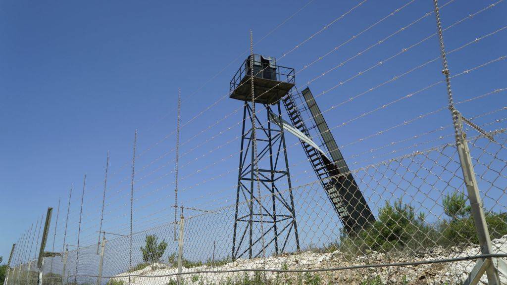Un puesto de observación de Hezbolá en la frontera israelí-libanesa. Foto lanzada el 22 de junio de 2017. (Unidad de portavoz de la FID)