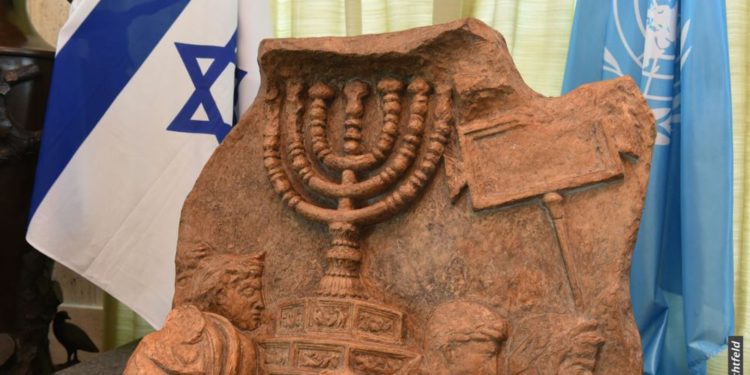 Israel regala a la UNESCO una réplica del Arco de Tito