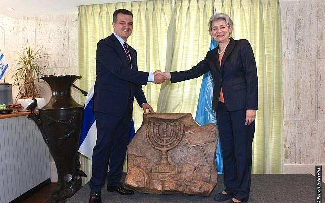 El embajador de Israel ante la UNESCO, Carmel Shama-Hacohen, con la directora general de la agencia cultural Irina Bokova, 26 de septiembre de 2017 (Erez Lichtfeld)