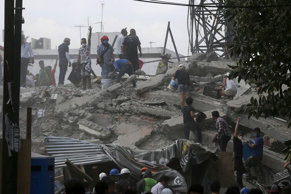 Voluntarios buscan un edificio que se derrumbó después de un terremoto, en el vecindario Roma de Ciudad de México, martes, 19 de septiembre de 2017. (AP / Eduardo Verdugo)