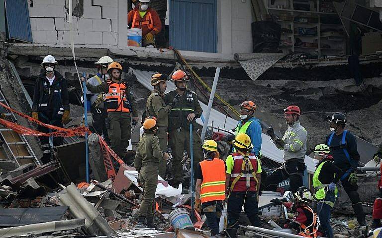 Los trabajadores de rescate israelíes inspeccionan un pedazo de hormigón en un edificio en la Ciudad de México el 23 de septiembre de 2017, cuatro días después del poderoso terremoto que azotó el centro de México. (Foto AFP / Pedro Pardo)