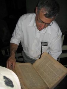 El ex funcionario del Pentágono, Harold Rhode, estudia un artefacto de la comunidad judía de Irak en el sótano de la sede de la policía secreta de Saddam Hussein el 6 de mayo de 2003 en Bagdad, Irak. (Cortesía: Richard Gonzales)