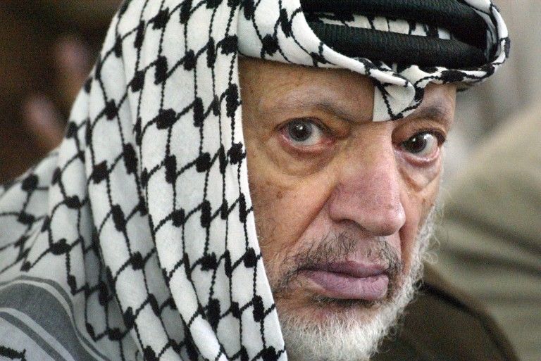 El ex líder Yasser Arafat asistió el viernes a oraciones musulmanas en la ciudad de Ramallah, el 7 de junio de 2002. (AFP PHOTO / Thomas COEX)