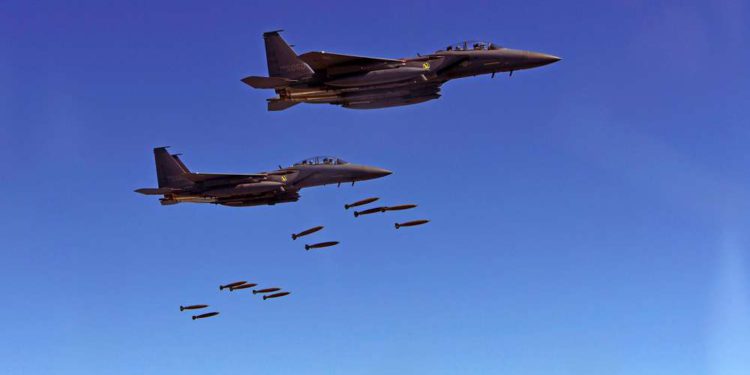 Dos F-15K de la aviación surcoreana lanzando sus bombas (AFP)