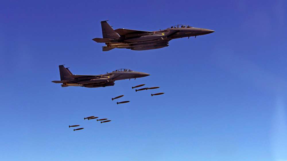 Dos F-15K de la aviación surcoreana lanzando sus bombas (AFP)
