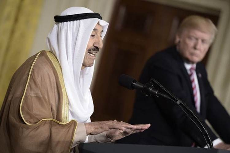 El emir de Kuwait durante una conferencia de prensa con el presidente de Estados Unidos , Donald Trump, a principios de mes (AFP)