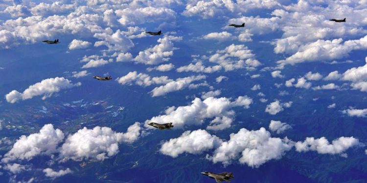 Los bombarderos nucleares B1-B Lancer volaron desde Guam para participar del ejercicio. En los últimos meses sus vuelos sobre la península coreana  aumentaron las tensiones (AFP)