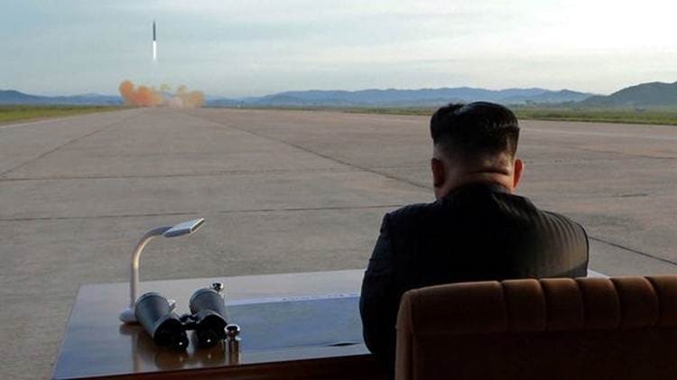 Kim Jong-un observa el lanzamiento de un misil balístico, el último ensayo militar del régimen (Reuters)