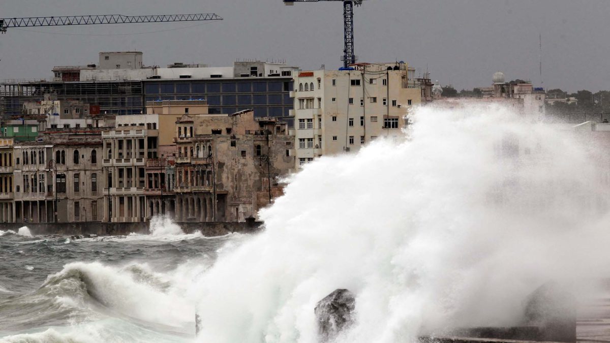 Waves crash against the seafront boulevard El Malecon ahead of the passing of Hurricane Irma, in Havana, Cuba September 9, 2017. REUTERS/Stringer NO SALES. NO ARCHIVES