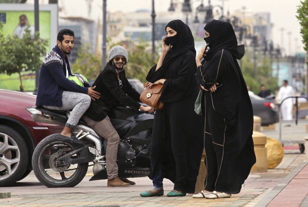 Las mujeres tenían prohibido conducir automóviles en Arabia Saudita