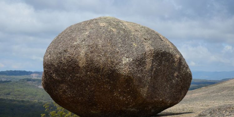 ¿Dios puede crear una piedra que Él no puede levantar?