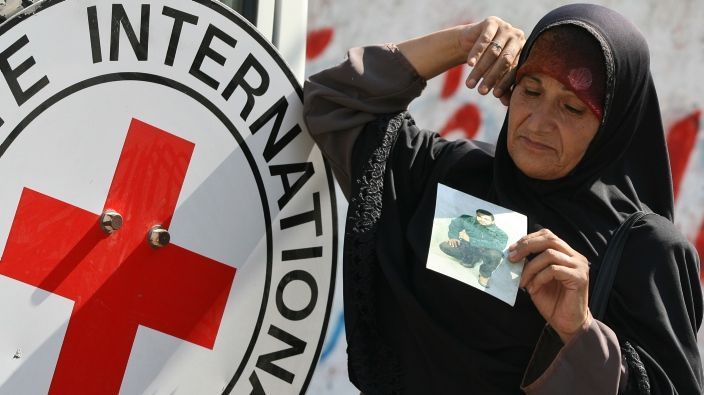Mujer árabe sostiene fotografía de un miembro de su familia mientras particia en una manifestación para pedir la liberación de todos los terroristas encarcelados en Israel. Fuera de la oficina de la Cruz Roja en la ciudad de Gaza, 15 de septiembre de 2008 (Wissam Nassar / flash 90)