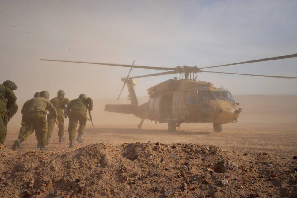 Los soldados corren a un helicóptero durante un ejercicio en el norte de Israel simulando una guerra con el grupo terrorista de Hezbolá en septiembre de 2017. (Fuerzas de Defensa de Israel)