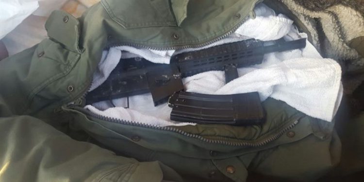 FDI captura a árabes con fusil de asalto cerca de Otniel